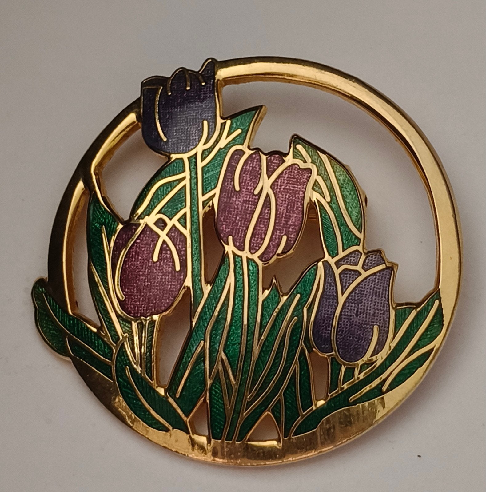 handgemaakte broche cloisonné-emaille met paarse tulpen, Overige materialen, 4 tot 7 cm, Ophalen of Verzenden, Zo goed als nieuw