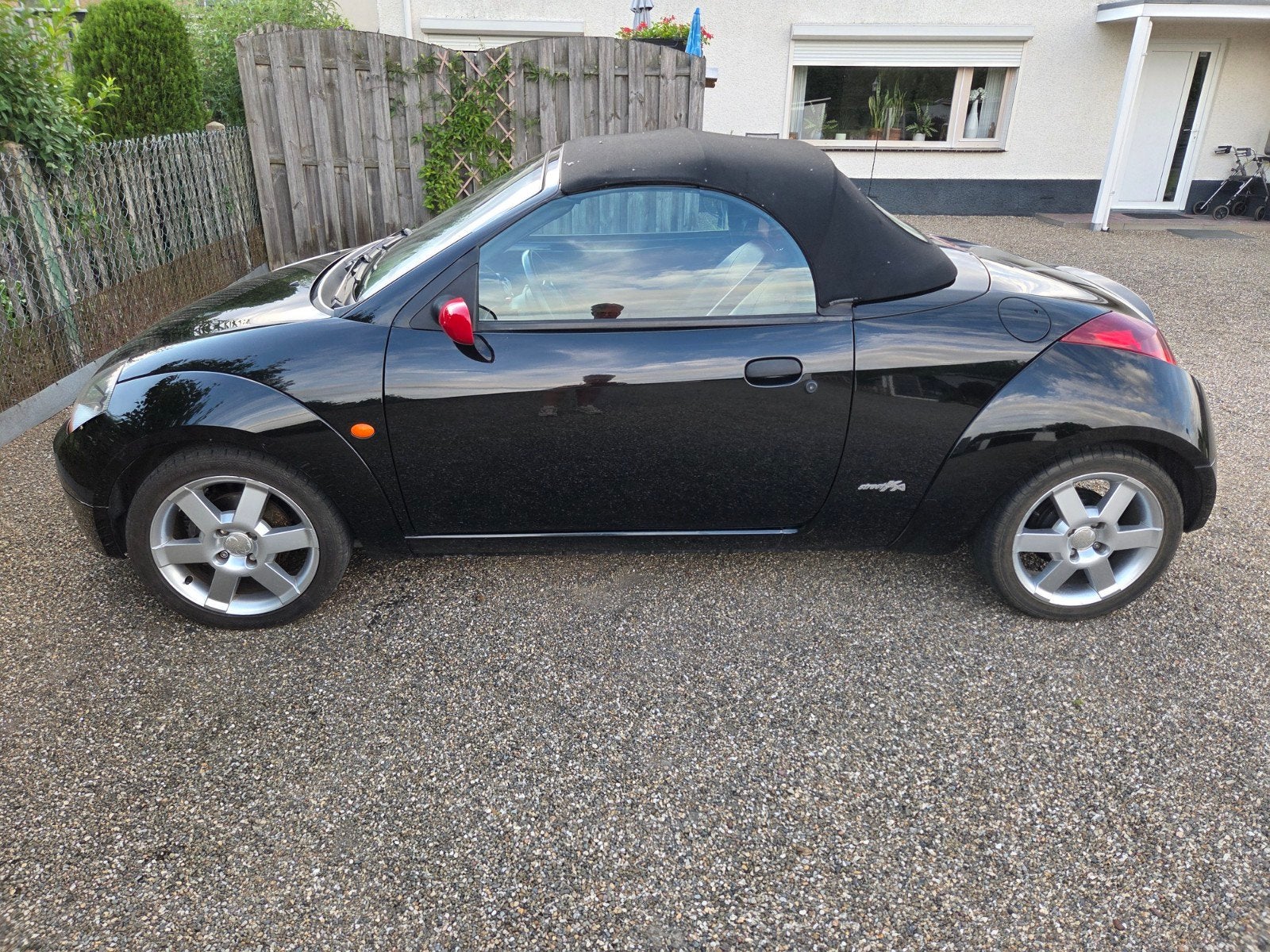 Ford Ka 1.6 Streetka 2004 Zwart, Auto's, 40 €/maand, 1599 cc, Zwart, Handgeschakeld
