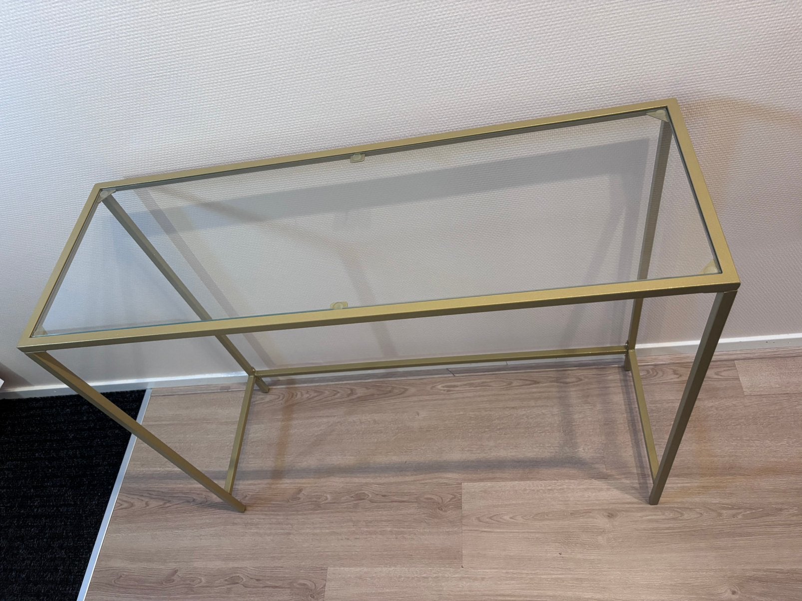 Gouden sidetable met glazen blad 100 cm – hotel chic, Huis en Inrichting, Ophalen, 100 tot 150 cm, Zo goed als nieuw, 25 tot 50 cm