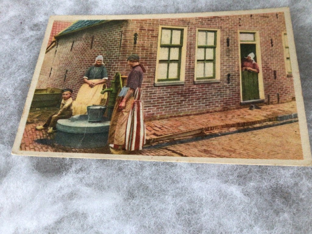 Oude ansichtkaart. Bij de pomp. Volendam. Gelopen, Verzamelen, Ophalen of Verzenden, Voor 1920, Noord-Holland