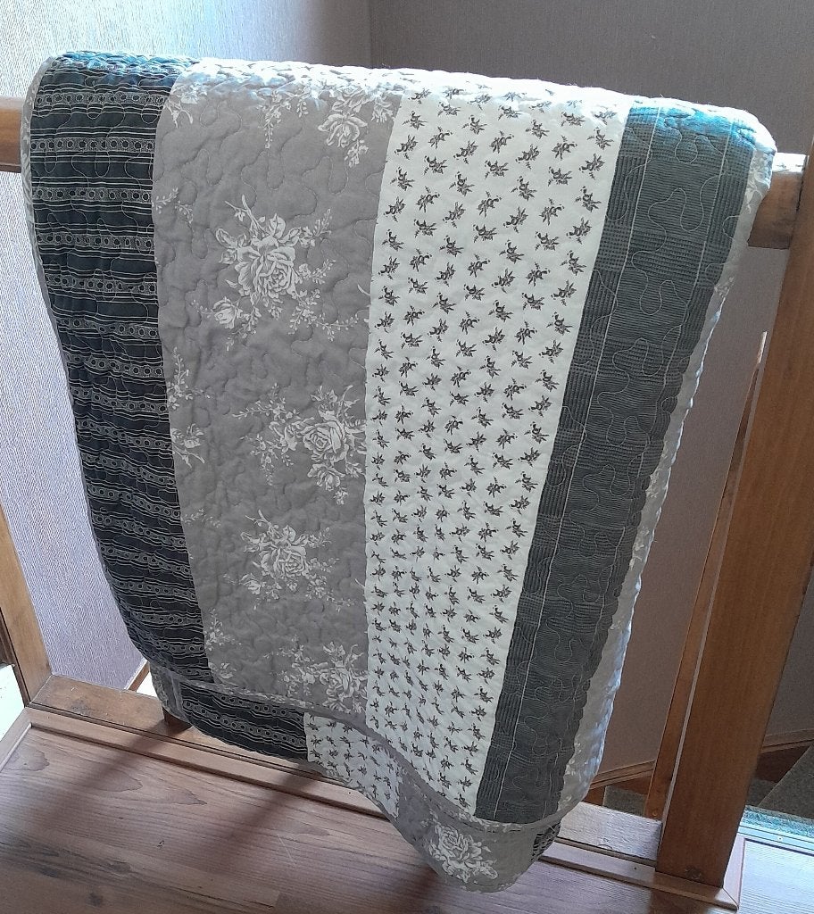 ~ Grijze Bedsprei Plaid Quilt Bloemetjes Roosjes Ruitjes, Gebruikt, Tweepersoons, Ophalen of Verzenden, Overige merken