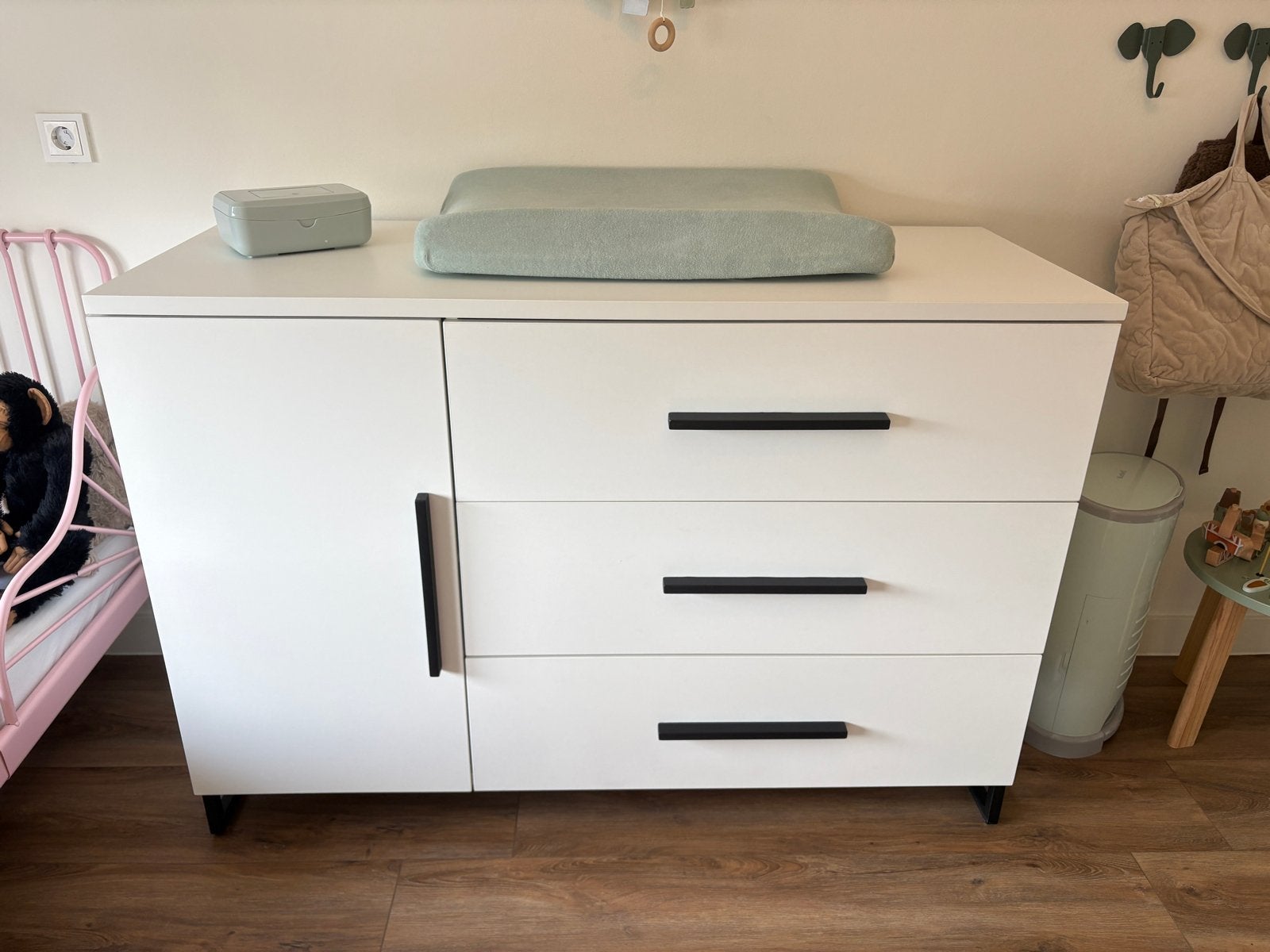 TWF Babykamer Torino Wit/Zwart - Ledikant, Commode, Kast, Kinderen en Baby's, Kinderkamer | Complete kinderkamers, Ophalen, Zo goed als nieuw