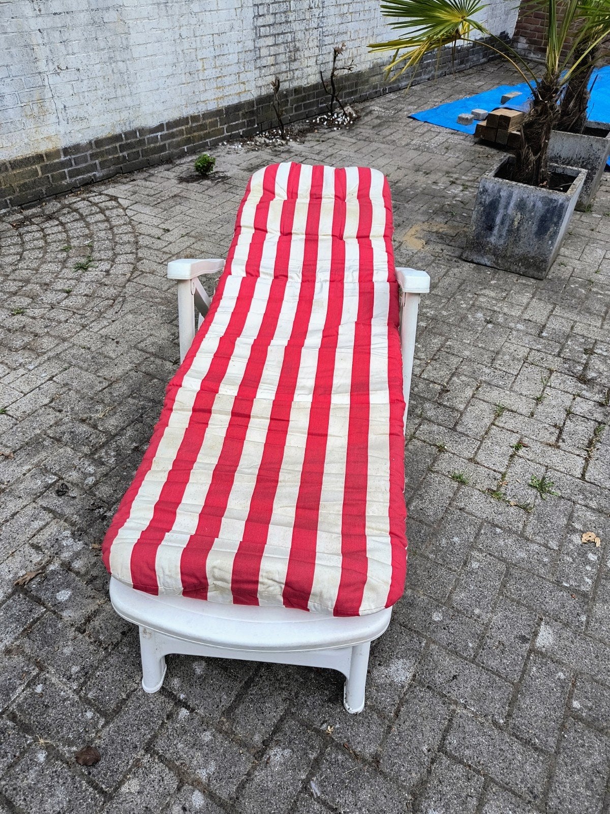 Ligstoel met kussen - Vochtplekken en verkleuring, Ophalen, Gebruikt, Kunststof, Verstelbaar