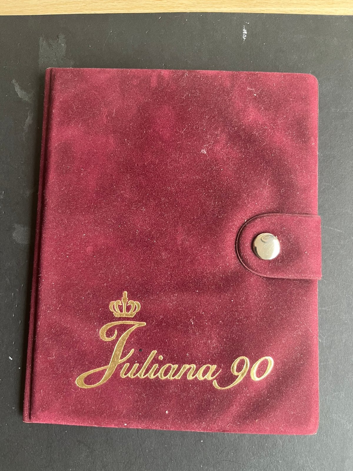 FLUWELE  CASSETTE  JULIANA 90 JAAR   FOTO/ADV, Postzegels en Munten, Munten | Nederland, Koningin Juliana, Zilver, 2½ gulden, Verzenden