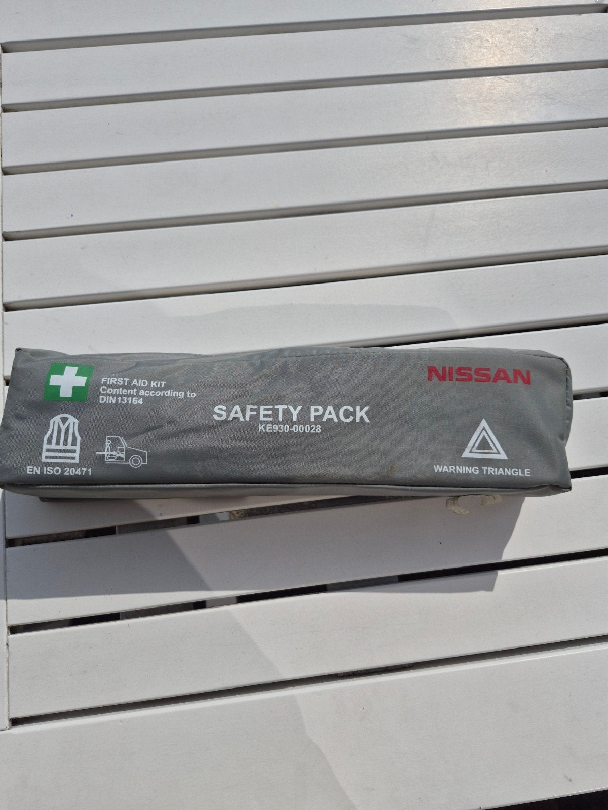 Nissan Safety Pack - EHBO-kit en gevarendriehoek, Auto diversen, Auto-accessoires, Ophalen of Verzenden, Nieuw