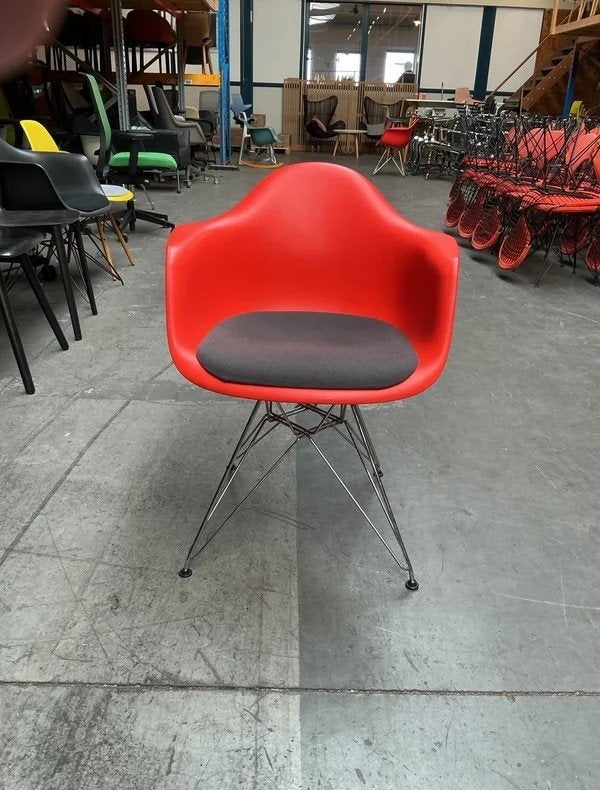 Vitra Eames DAR Design Stoel | Rood | Chroom | Grijs Kussen, Gebruikt, -, -, Kunststof