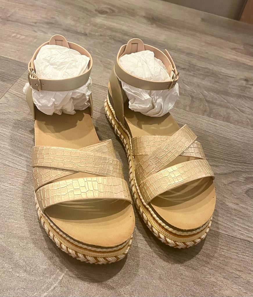 Nieuwe sandalen maat 38 goudkleur!, Ophalen of Verzenden, Zo goed als nieuw, Sandalen of Muiltjes