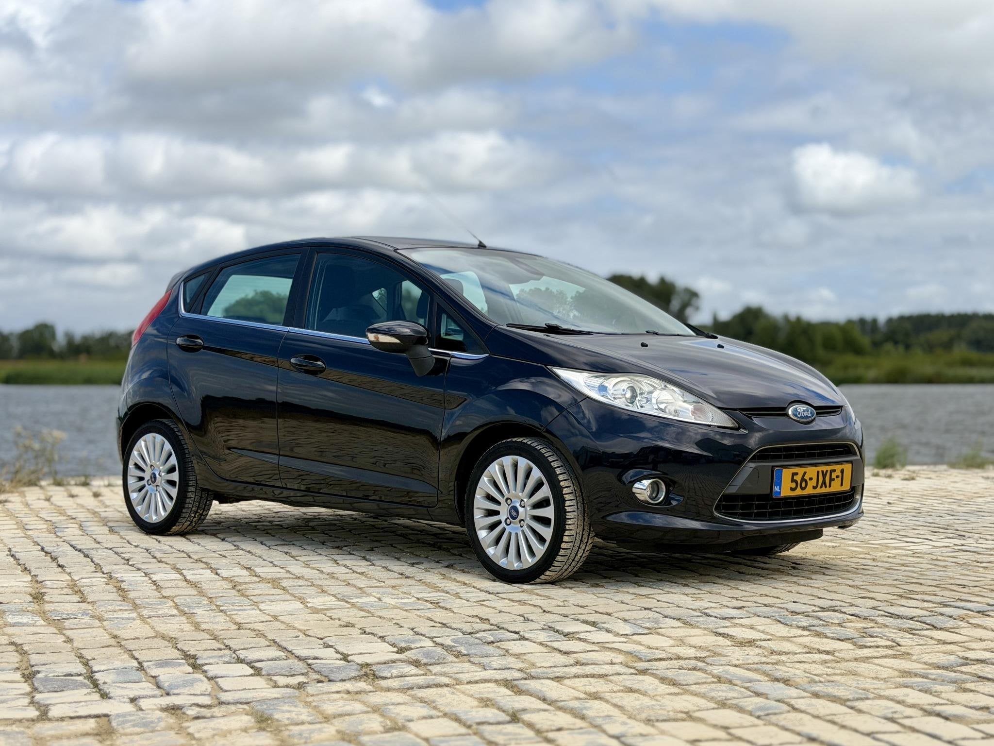 Ford Fiesta 1.25 Titanium|Trekhaak|Cruise|PDC|Airco, Auto's, Voorwielaandrijving, Stof, 82 pk, Zwart