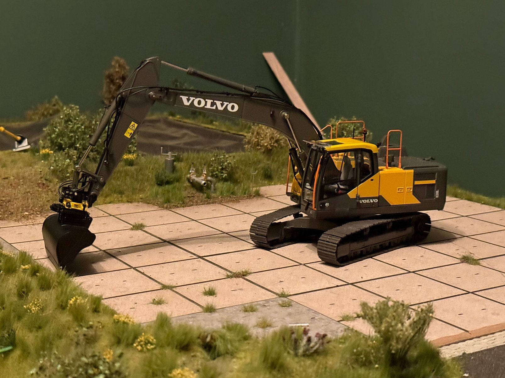 Volvo ec 220 AT collections 1:32 met draaikantelstuk, Hobby en Vrije tijd, Modelauto's | 1:32, Ophalen of Verzenden, Zo goed als nieuw