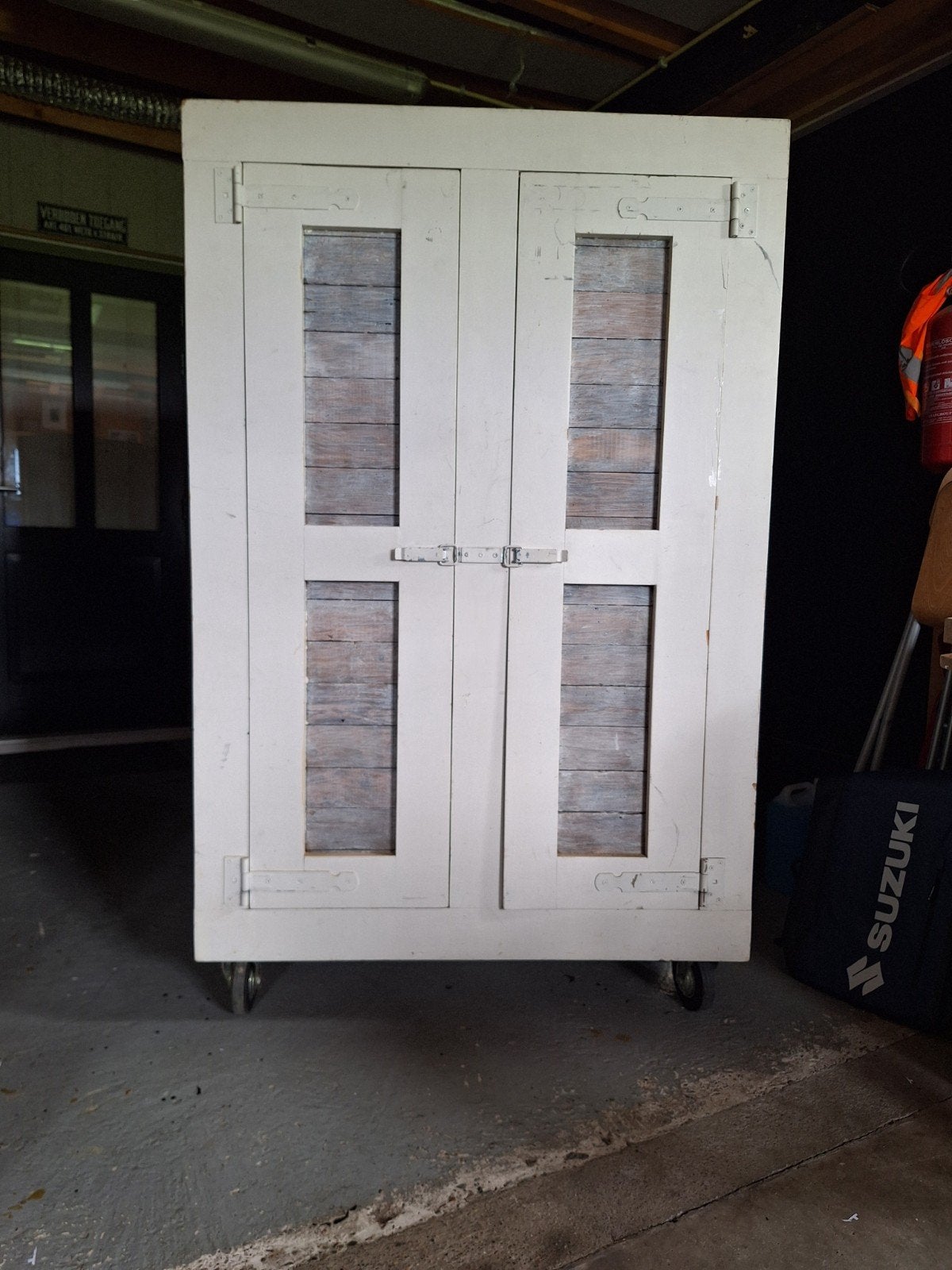Unieke handgemaakte kast op wielen, Ophalen, 50 tot 100 cm, 150 tot 200 cm, 25 tot 50 cm