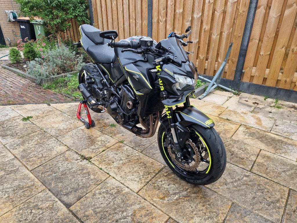 Kawasaki Z900 - Volledig Zwart met Gele Custom Stickers, Occasion, ABS, 4 cilinders, Motorrijbewijs A