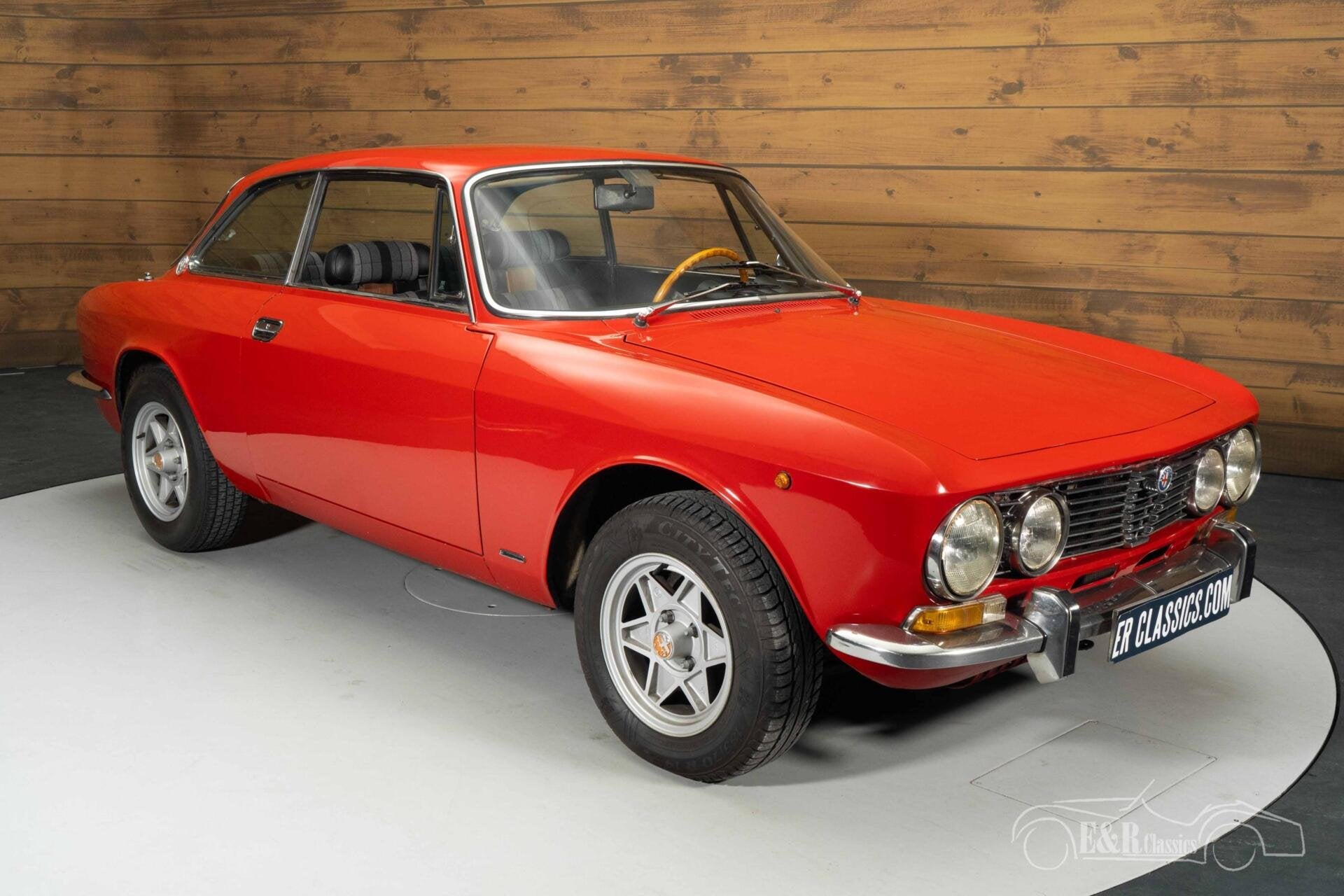 Alfa Romeo GT 1600 Junior Coupe | 1975, Achterwielaandrijving, Zwart, 4 stoelen, Bedrijf