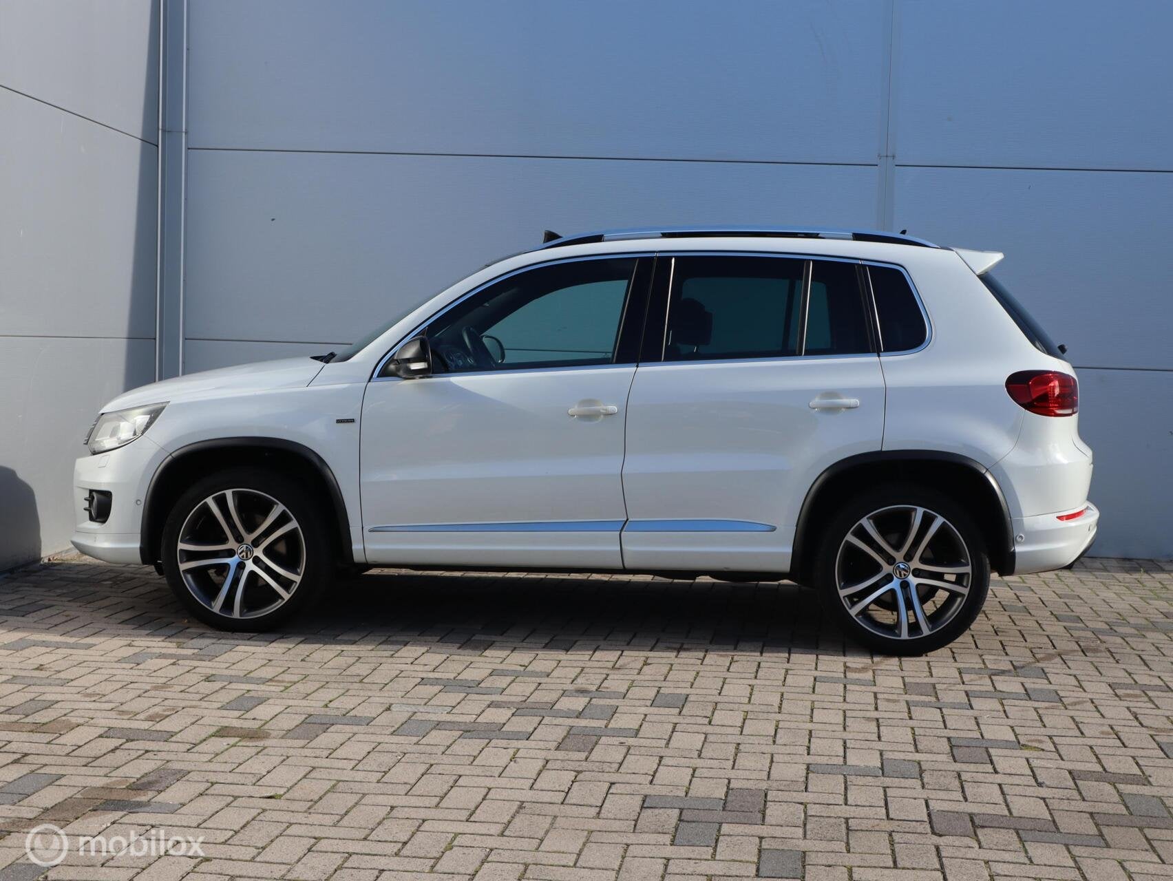 Volkswagen Tiguan 2.0 TSI R Line 4Motion Trekhaak Pano LED S, Auto's, Automaat, Euro 5, Gebruikt, Zwart
