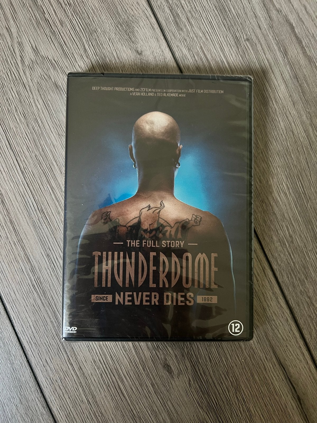Thunderdome Never Dies - The Full Story DVD, Nederlands, Nieuw in verpakking, Vanaf 12 jaar, Inclusief doosje