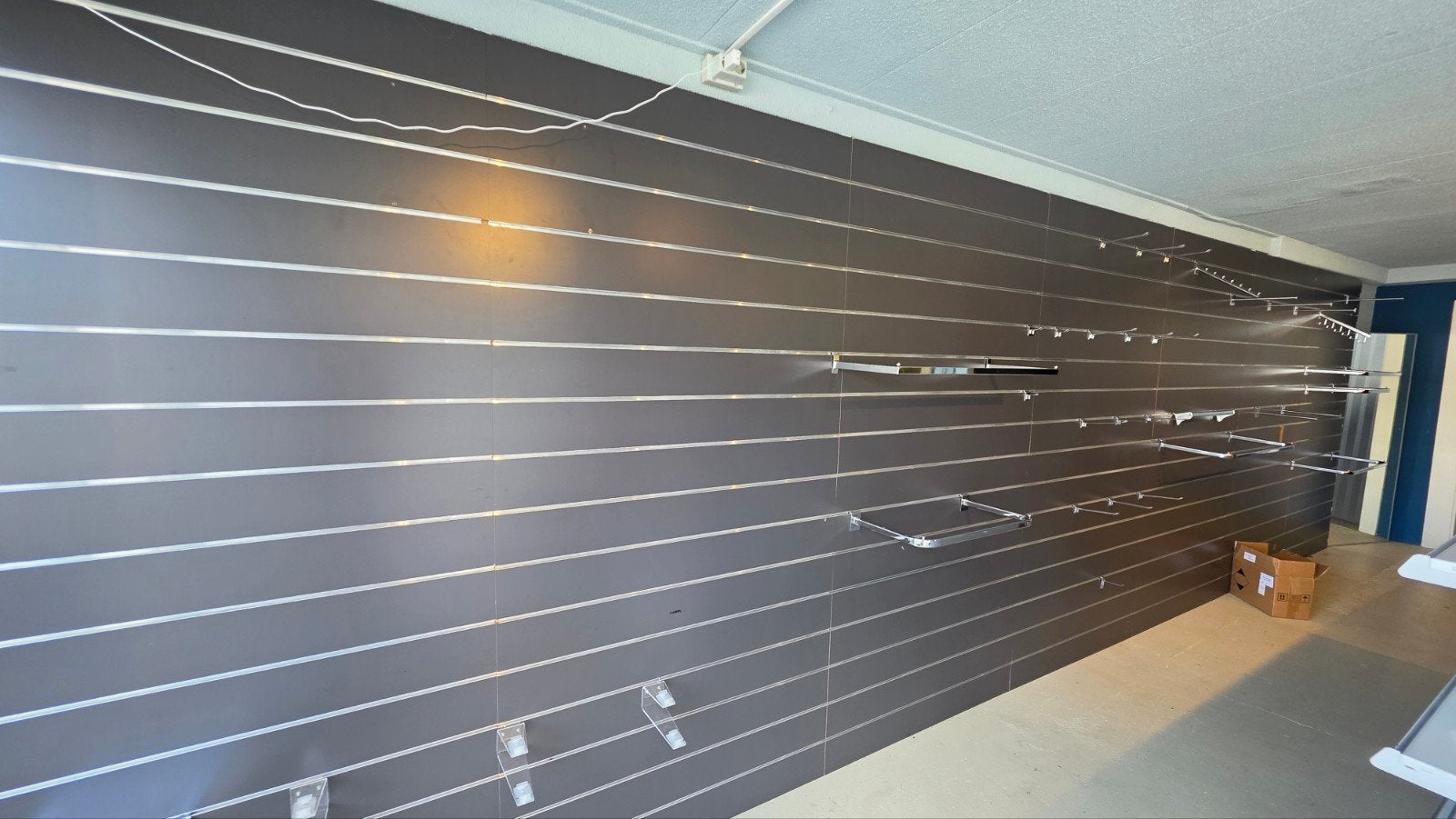 Winkelpresentatie Slatwall Panelen met Accessoires, Ophalen, Gebruikt, Hout, Minder dan 20 mm