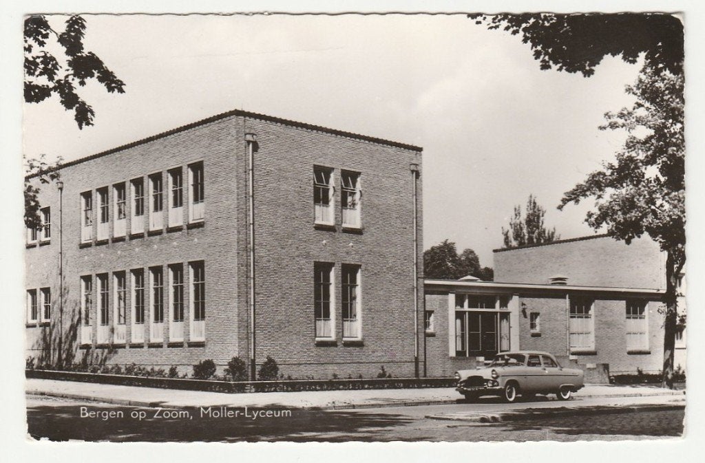 Bergen op Zoom - Moller-Lyceum, met mooie oude auto, Ophalen of Verzenden, 1960 tot 1980, Gelopen, Noord-Brabant