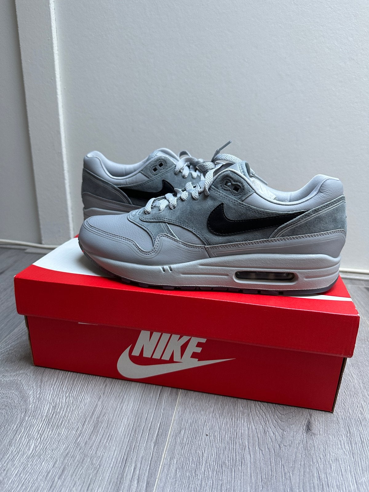 43 - Nike Air Max 1 Pompidou Center Night - Nieuw, Overige kleuren, Nieuw, Ophalen of Verzenden, Sneakers of Gympen