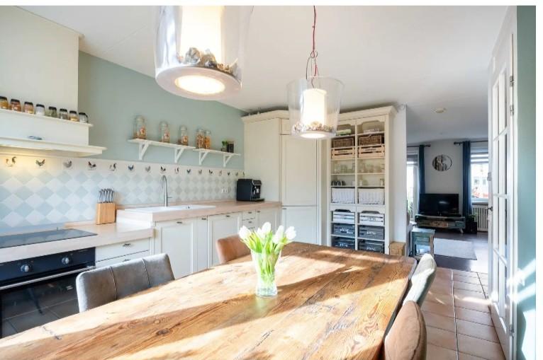 Landelijke keuken met recente apparatuur en voorraadkast, Huis en Inrichting, Keuken | Complete keukens, Ophalen