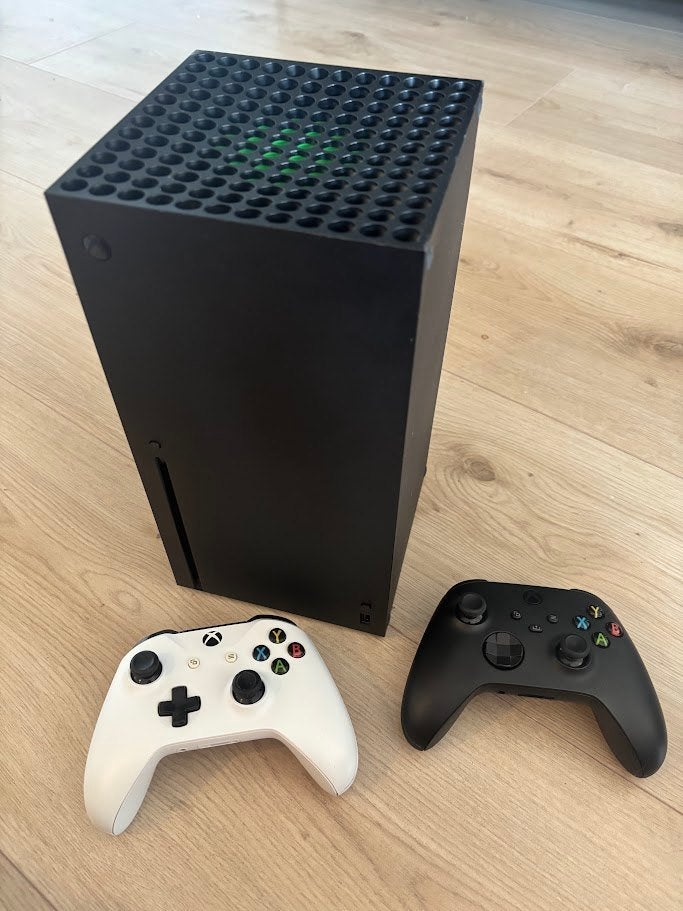 Foto 4 van Xbox Series X inc. Controllers