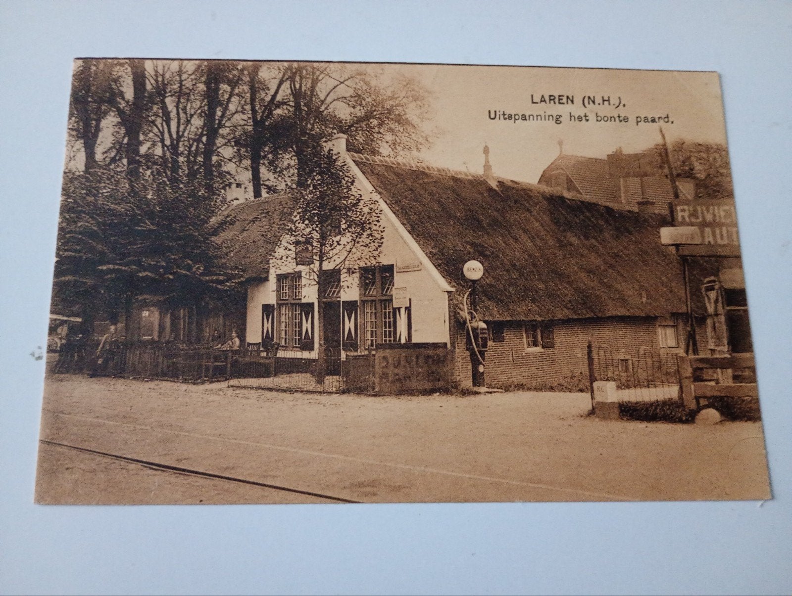 Laren NH Café Het Bonte Paard met Benzinepomp, Verzamelen, Ophalen of Verzenden, 1920 tot 1940, Ongelopen, Noord-Holland