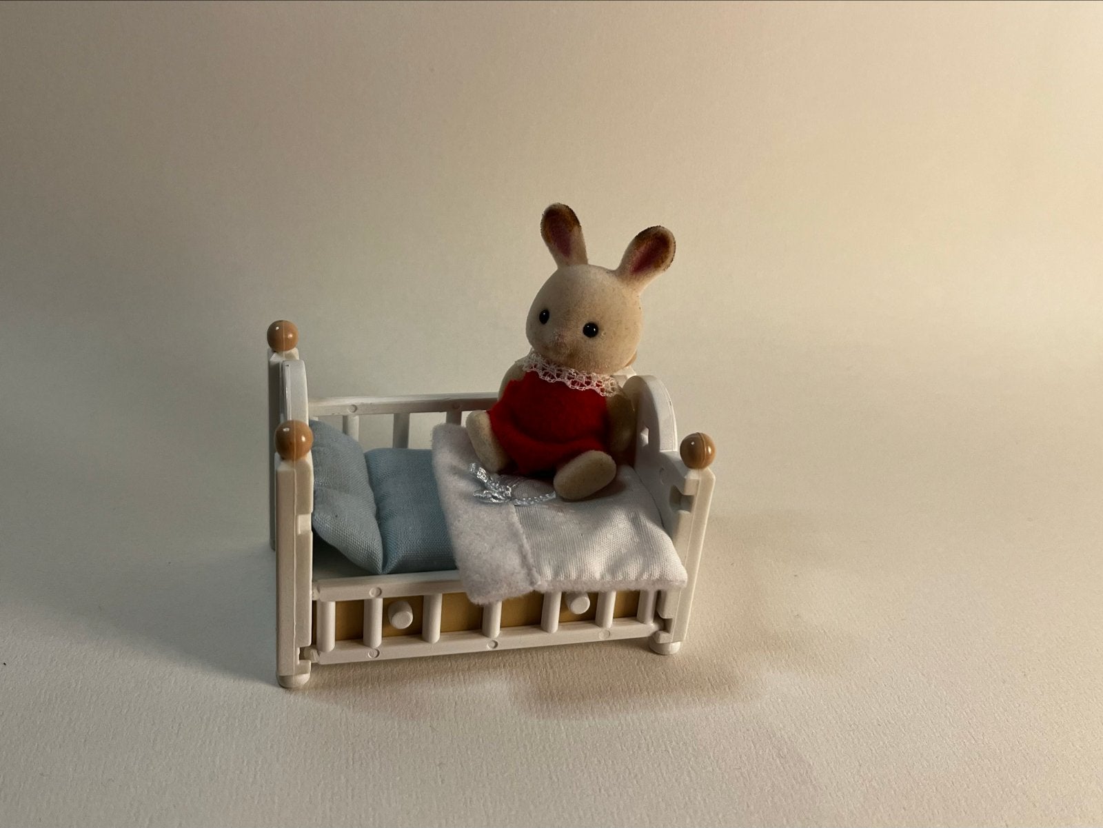 Sylvanian Families 2205: Babybedje met konijntje, Ophalen of Verzenden, Gebruikt, Poppenhuispop