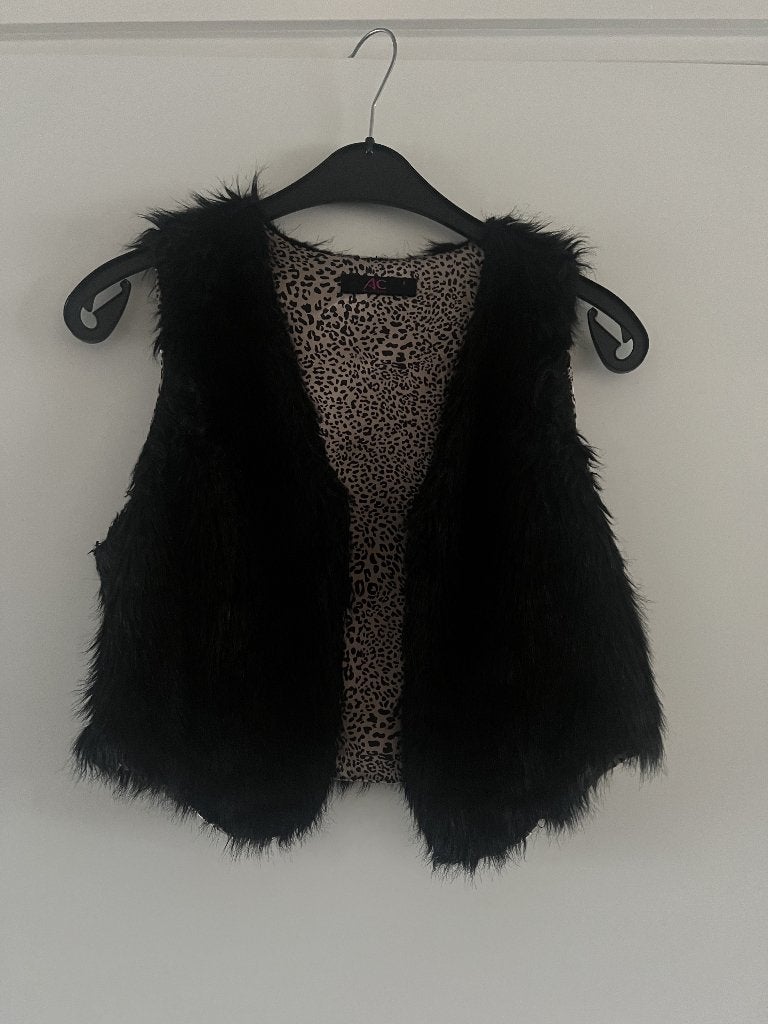 Zwart imitatie bont vestje/ giletje maat S/M, Kleding | Dames, Overige Dameskleding, Ophalen of Verzenden, Zo goed als nieuw