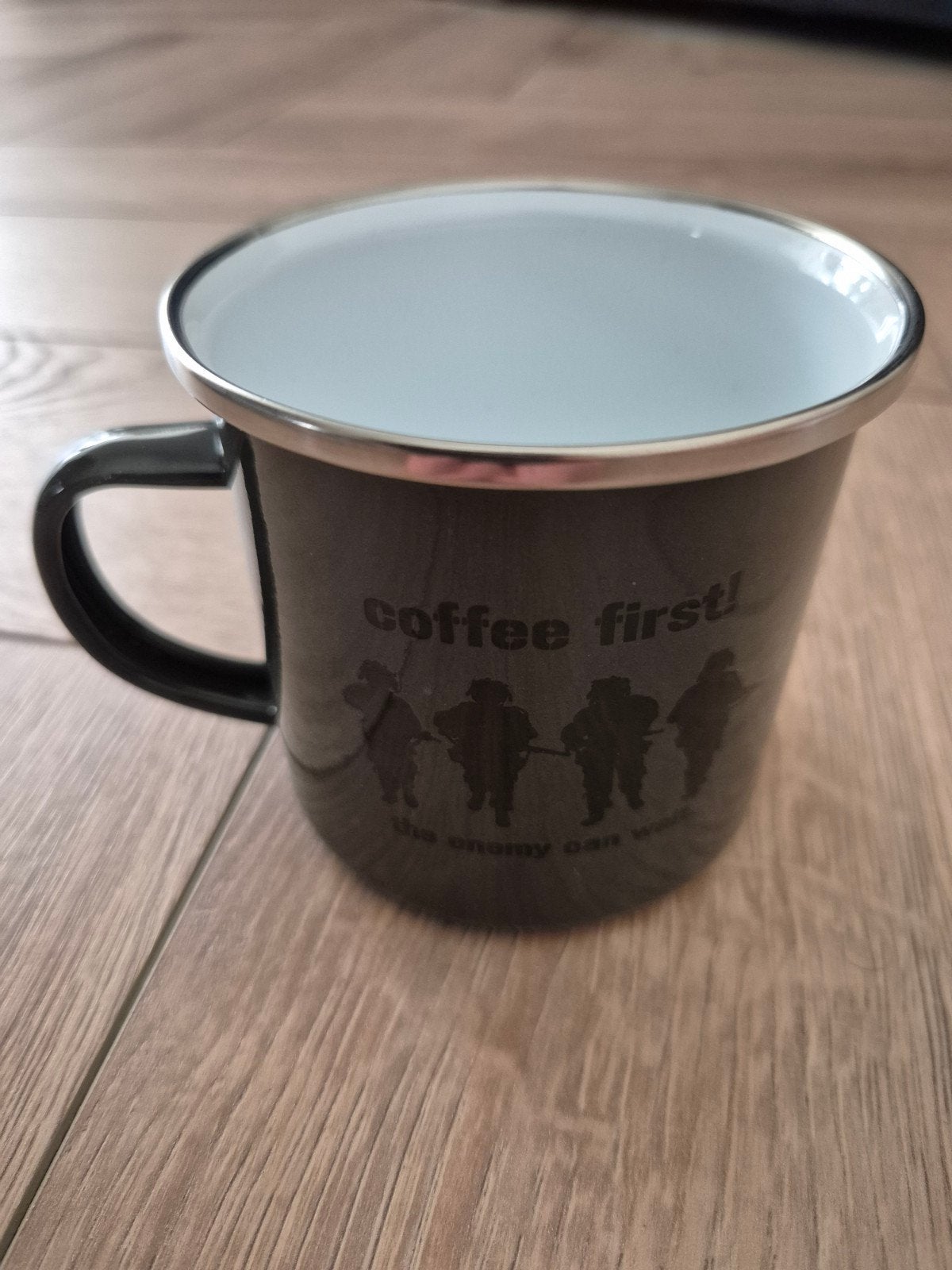 Fostex WWII Series Emaille Mok - Coffee First!, Overige typen, Nieuw, Ophalen of Verzenden, Zwart