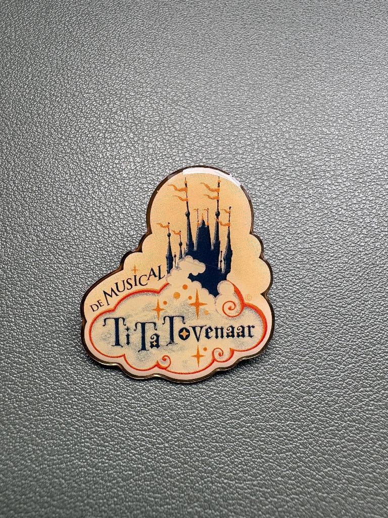 Efteling Pin Ti Ta Tovenaar Musical, Verzamelen, Ophalen of Verzenden, Nieuw, Button of Speldje
