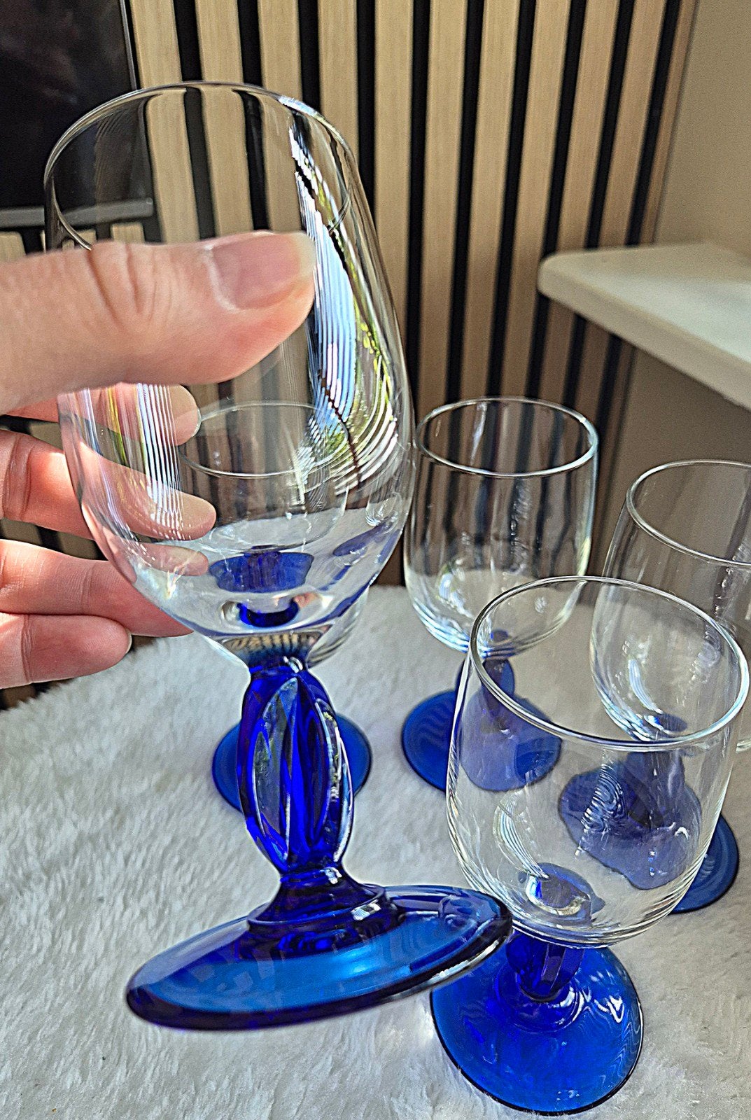 5 Luminarc wijnglazen op blauwe voet, Ophalen of Verzenden, Zo goed als nieuw, Overige typen