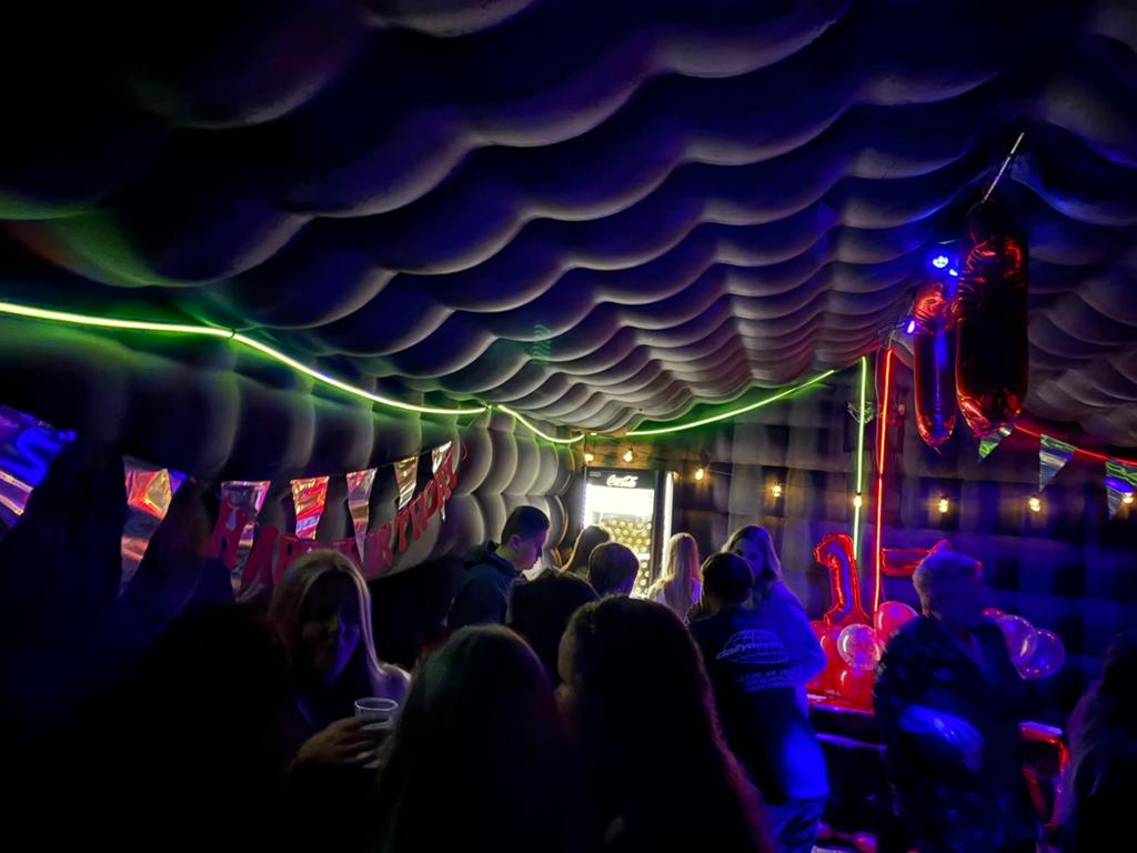 Opblaasbare club/ Feesttent te huur, Ophalen of Verzenden, Zo goed als nieuw, Overige