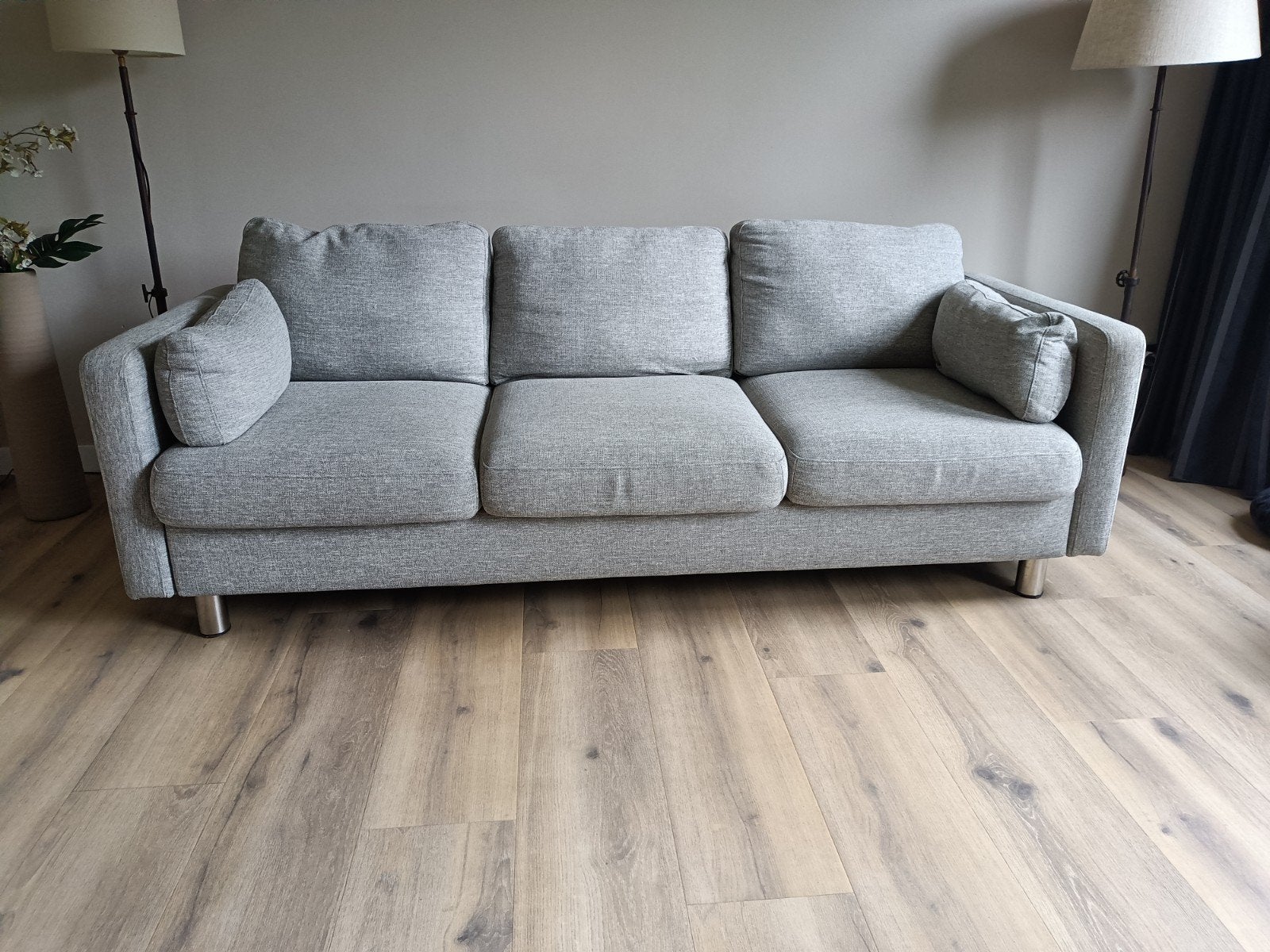 Comfortabele grijze driezitsbank, Ophalen, Driepersoons, 75 tot 100 cm, Zo goed als nieuw