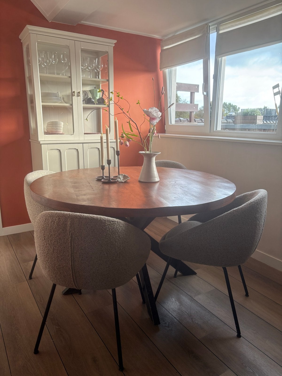 Ronde eettafel met warmbruin houten blad en metalen spinpoot, Huis en Inrichting, Ophalen, Gebruikt, Rond, Vijf personen of meer