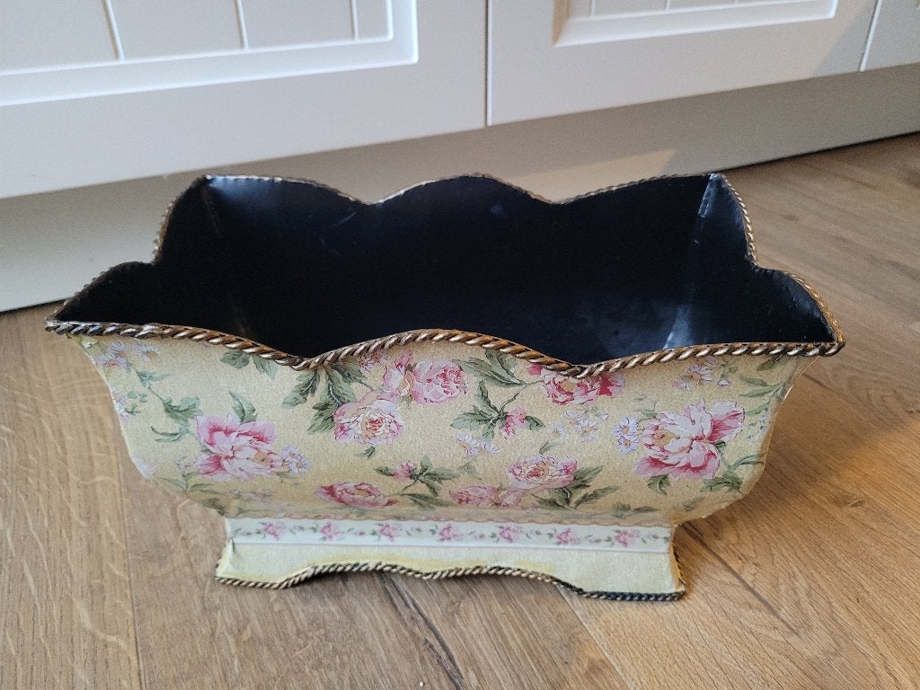 Fraaie romantische jardiniere met geschulpte rand en bloemen, Antiek en Kunst, Ophalen of Verzenden