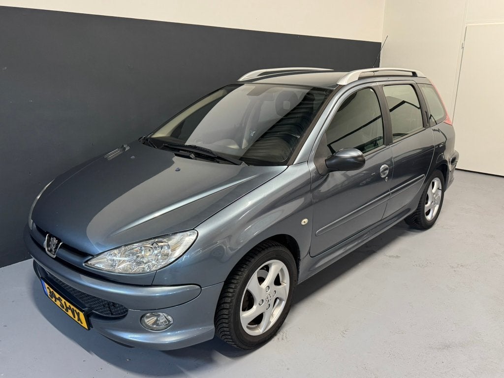 Peugeot 206 1.6 16V SW 2006 Grijs, Auto's, Peugeot, Voorwielaandrijving, 15 km/l, 40 €/maand, 4 cilinders