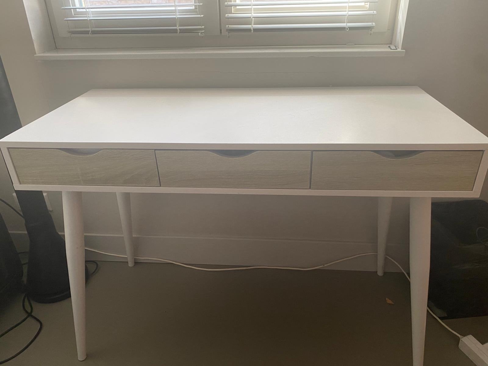Wit bureau met 3 lades - Modern en functioneel, Huis en Inrichting, Bureaus, Ophalen, Gebruikt, Met lades, Spaanplaat of MDF