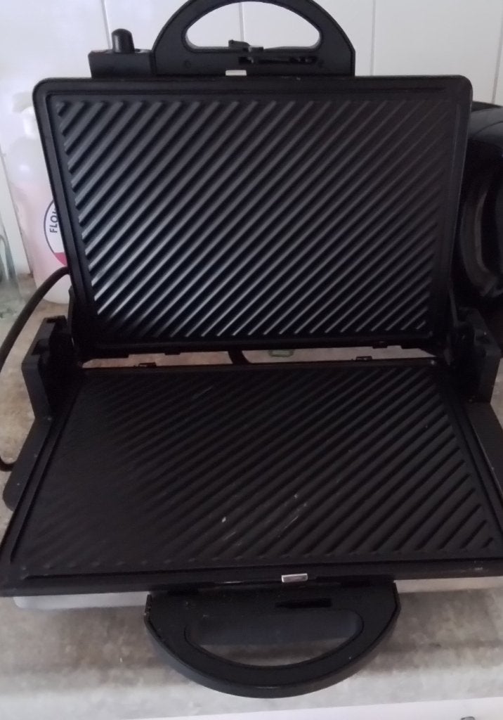 Contactgrill  ( met klein defect?), Witgoed en Apparatuur, Contactgrills, Gebruikt, Uitneembare platen, Ophalen