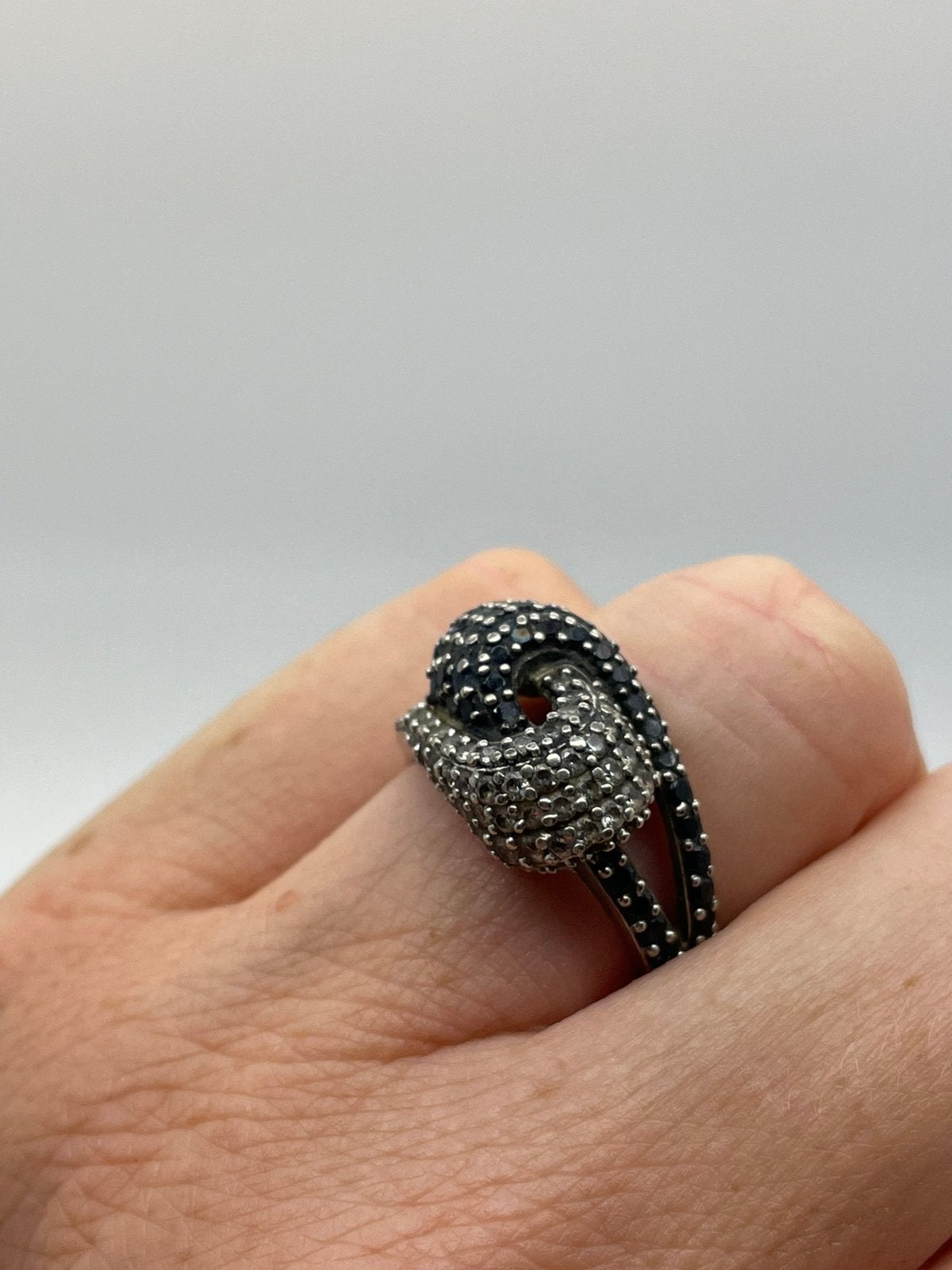 F710 Prachtige zilveren ring donkere strass maat 18, 18 tot 19, Ophalen of Verzenden, X, Dame