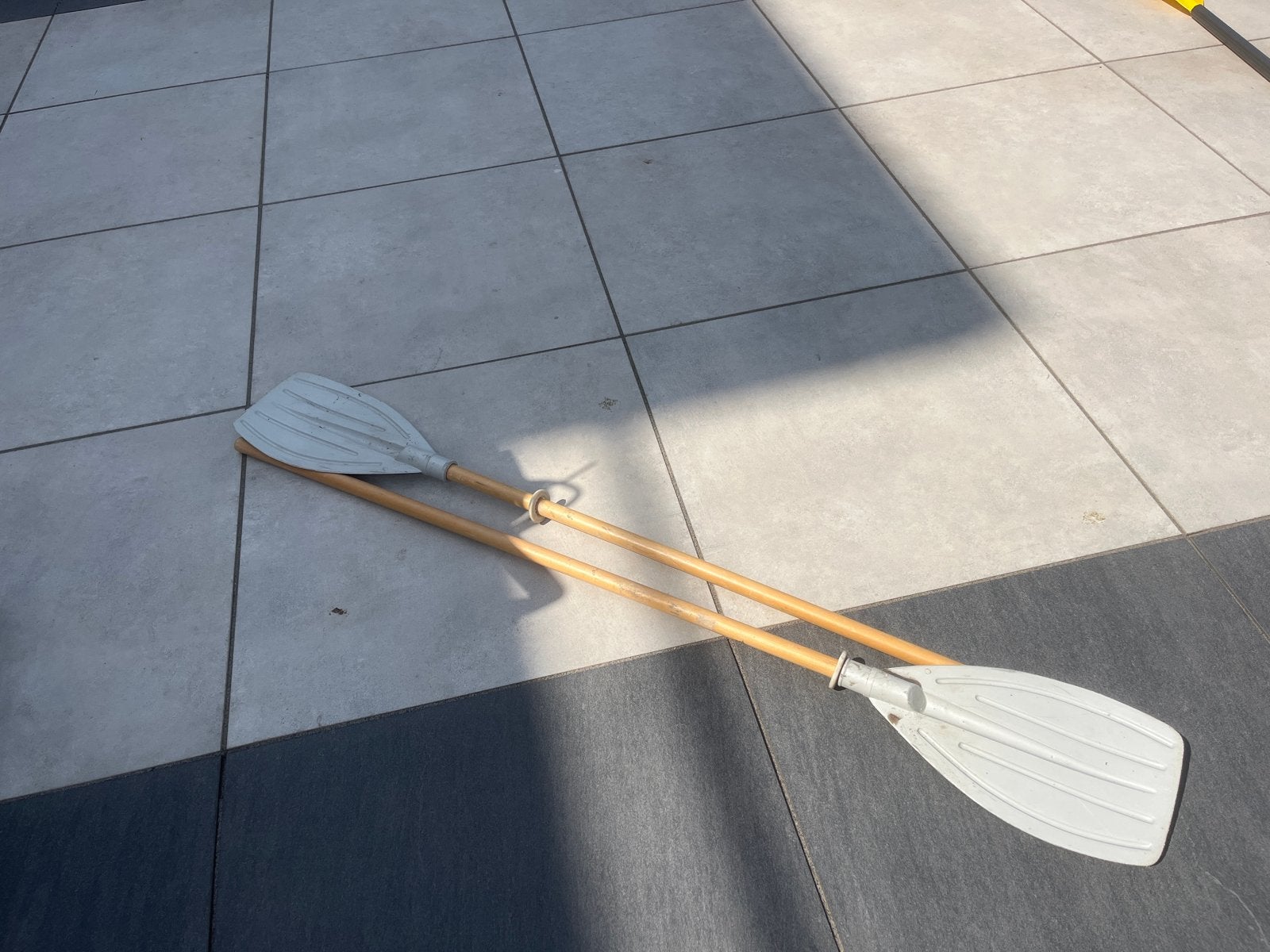 Twee houten peddels voor boot, Watersport en Boten, Peddels, Ophalen, Gebruikt, Enkelbladige peddel