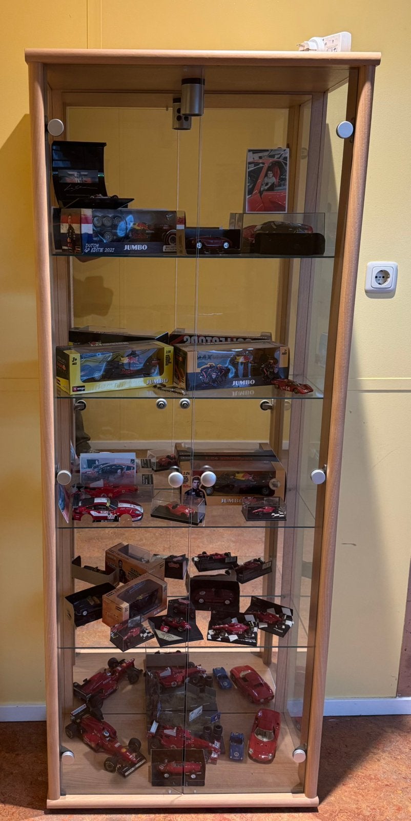 Vitrinekast inclusief Redbull en Ferrari miniaturen, Huis en Inrichting, Kasten | Vitrinekasten, Ophalen, Met deur(en), 50 tot 100 cm