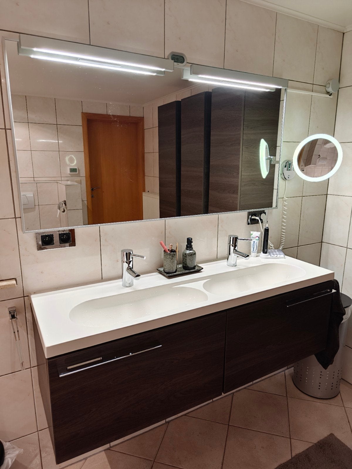 Complete Badkamer: Wastafel, Bad, Kasten, Spiegel & Radiat