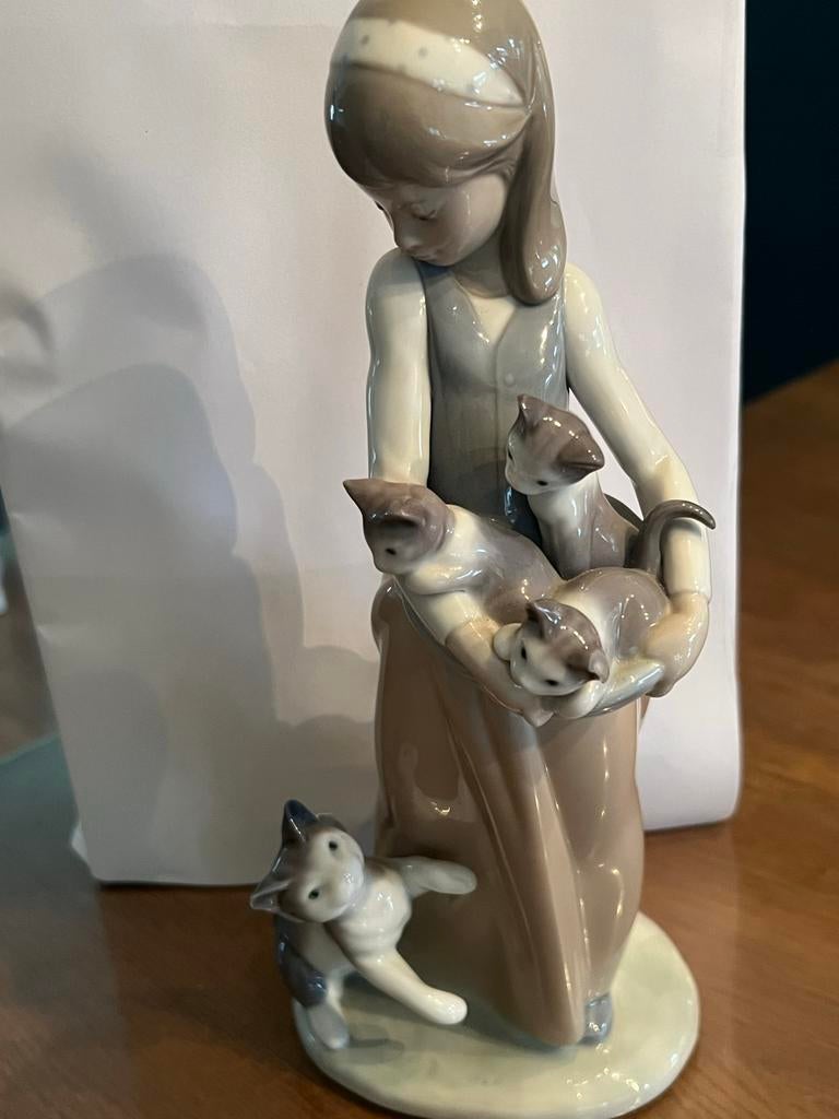 Lladro beeldje meisje met katjes - Porselein, Ophalen of Verzenden, Zo goed als nieuw, Mens