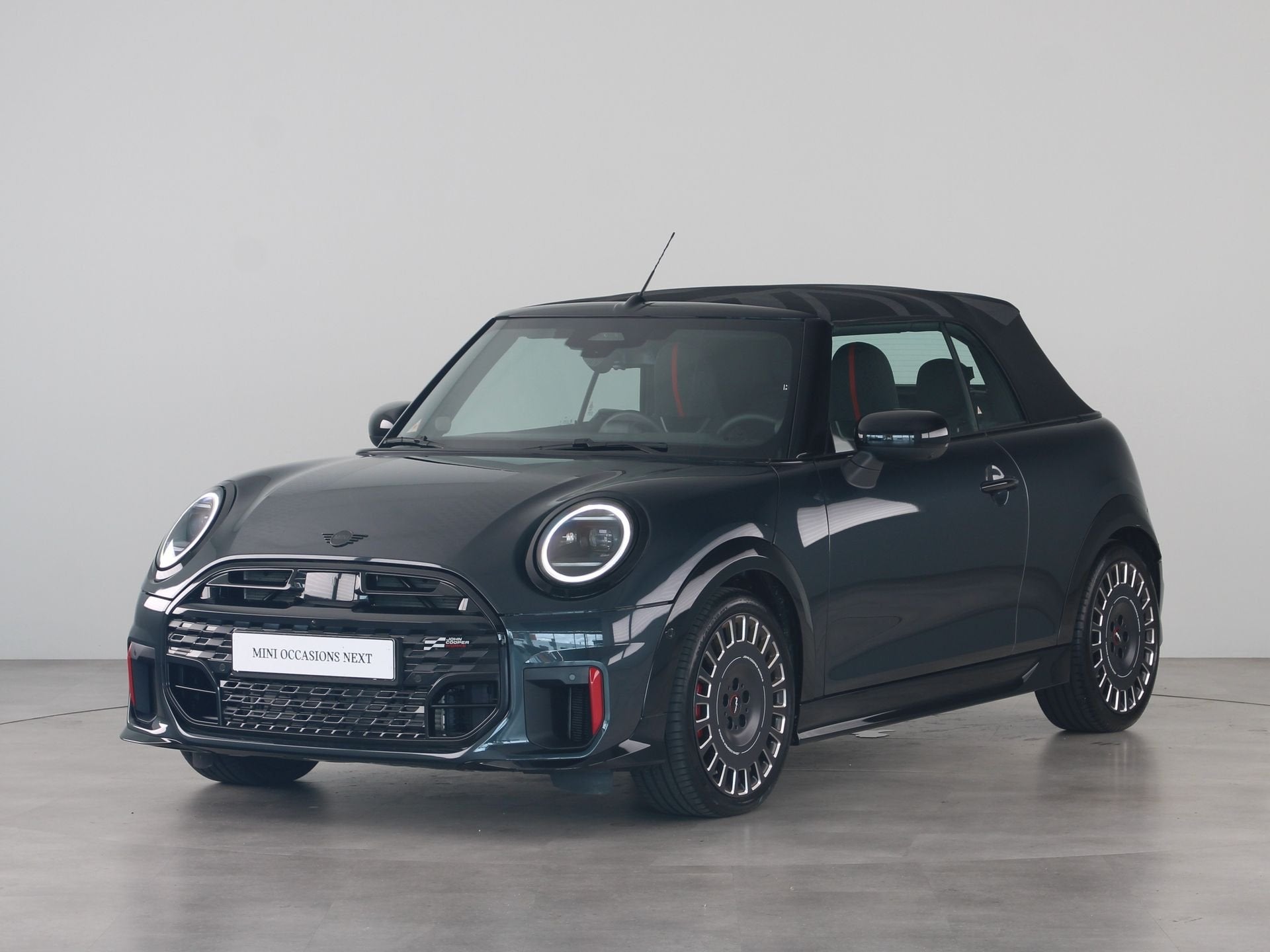 MINI Cabrio John Cooper Works Pakket XL (bj 2025, automaat), Auto's, Gebruikt, 4 cilinders, 4 stoelen, Leder