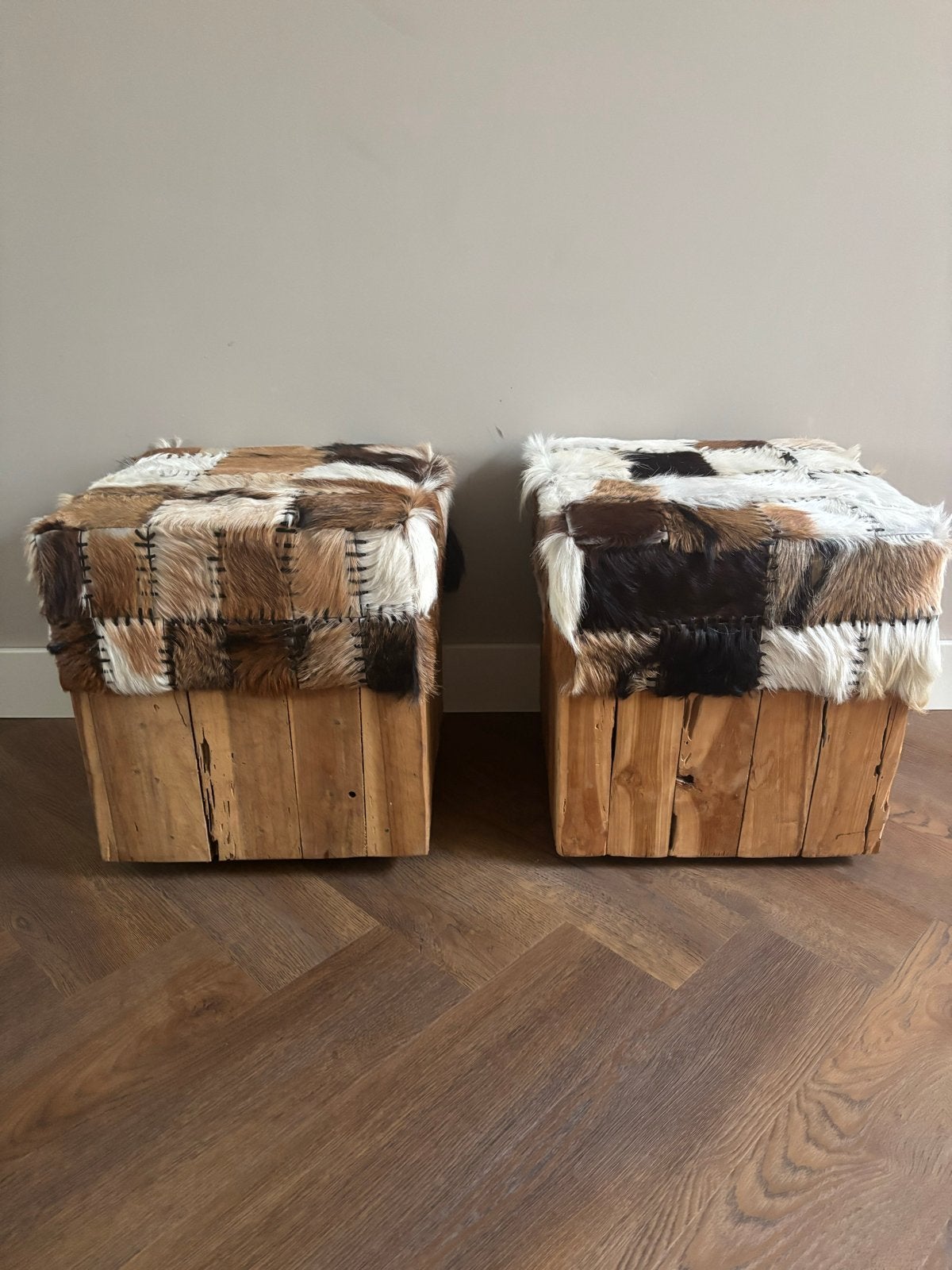 Set van 2 houten krukjes met patchwork vachtzitting, Huis en Inrichting, Ophalen, Gebruikt, Twee, Bruin