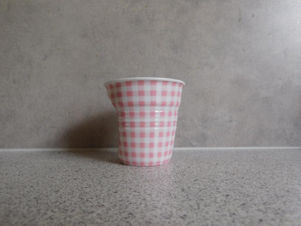 Espressokop Roze Ruit Revol France, Keramiek, Ophalen of Verzenden, Zo goed als nieuw, Overige stijlen