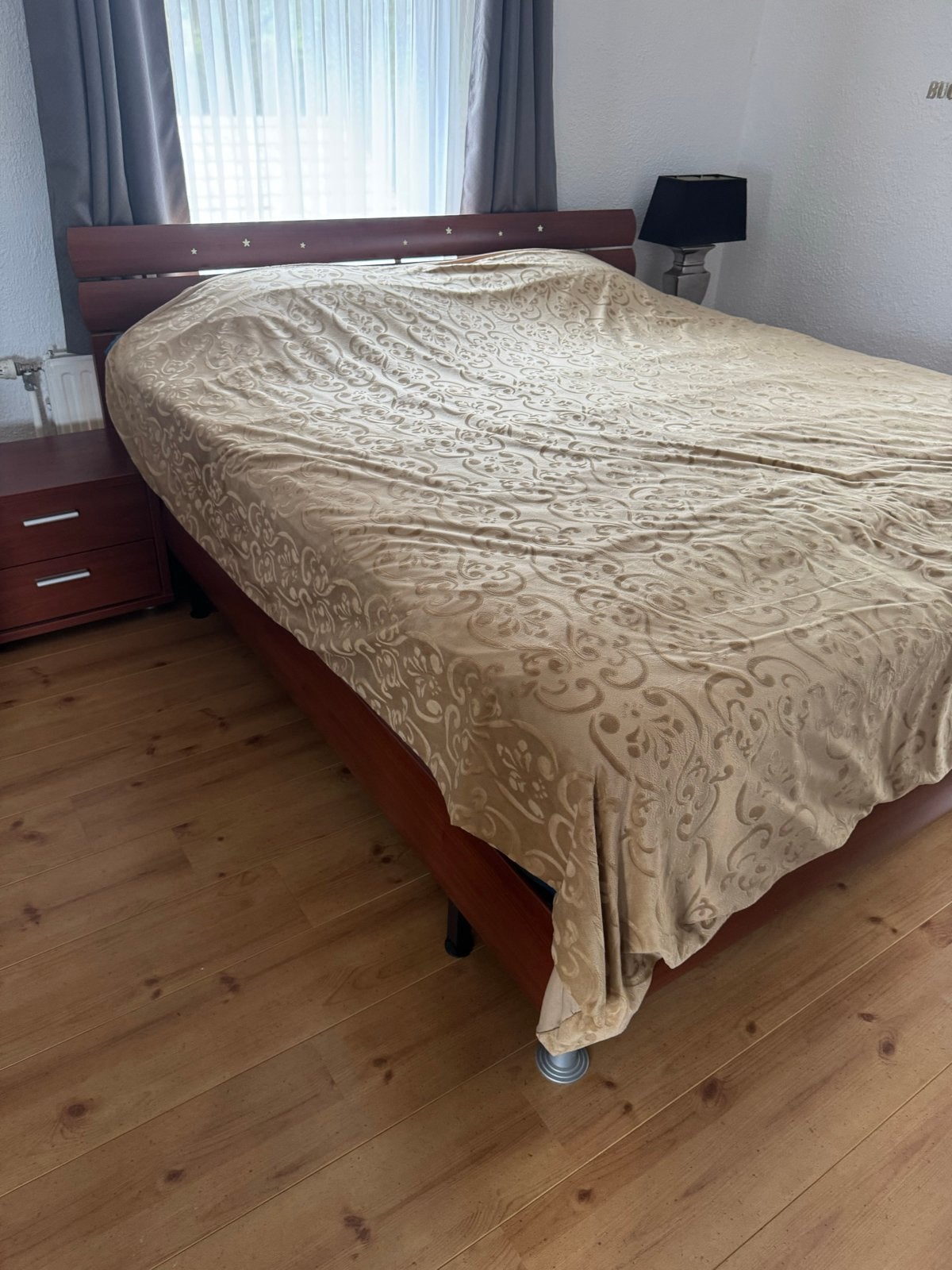Tweepersoonsbed met verstelbare lattenbodems en nachtkastjes, Ophalen, Bruin, Tweepersoons, 180 cm