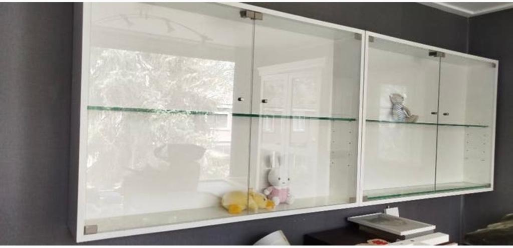 Witte Vitrinekast met Glazen Deuren en Planken, Gebruikt, 150 tot 200 cm, Ophalen of Verzenden, Glas