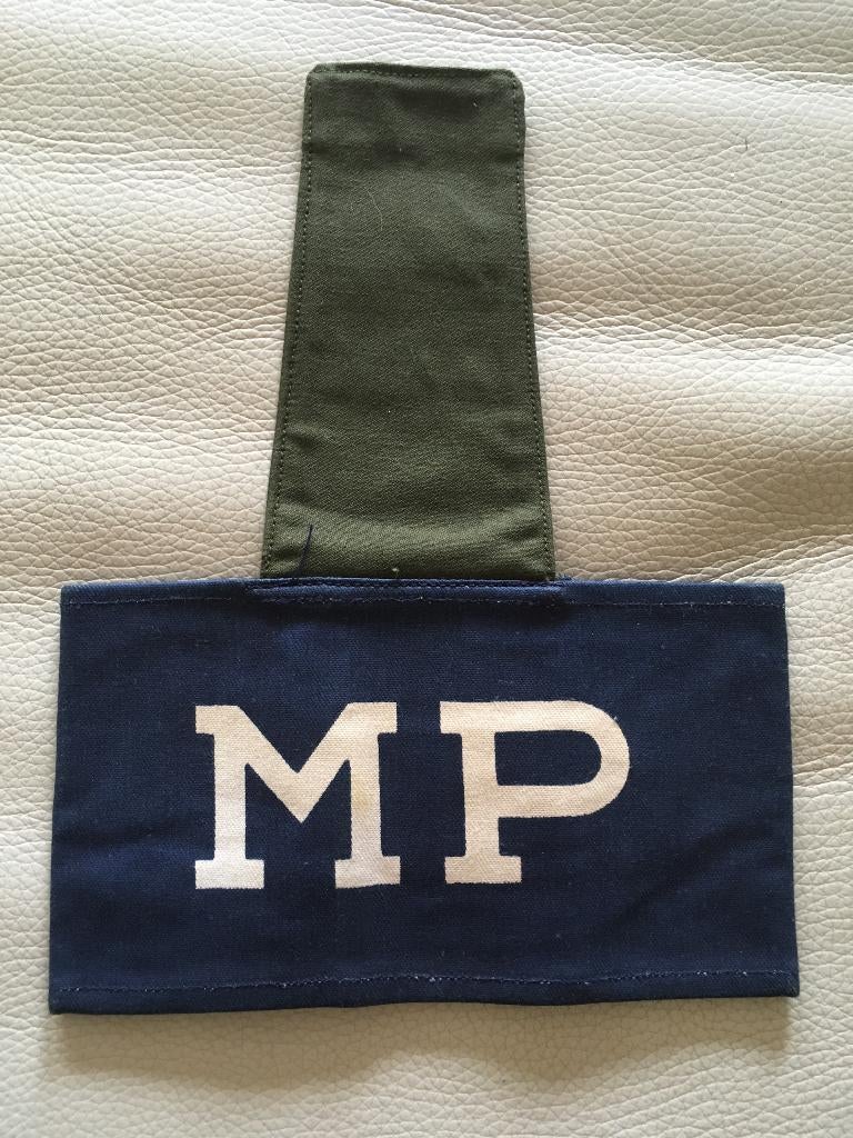 Armlet MP Marechaussee bedrukte band 1e model grote letters, Verzenden, Marechaussee, Nederland, Embleem of Badge
