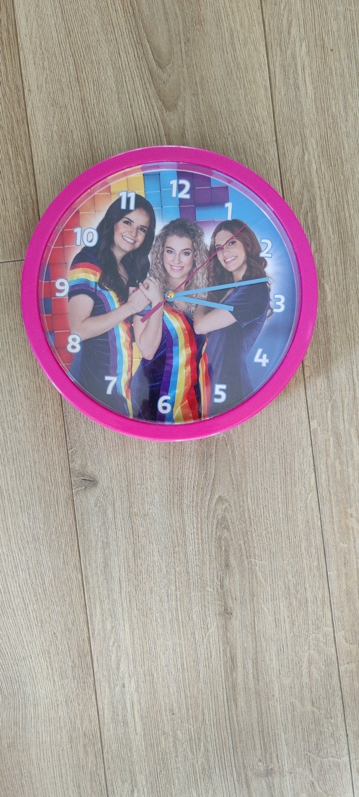 K3 Klok - Roze Wandklok met K3 Afbeelding, Analoog, Werkt op batterijen, Ophalen of Verzenden, Roze
