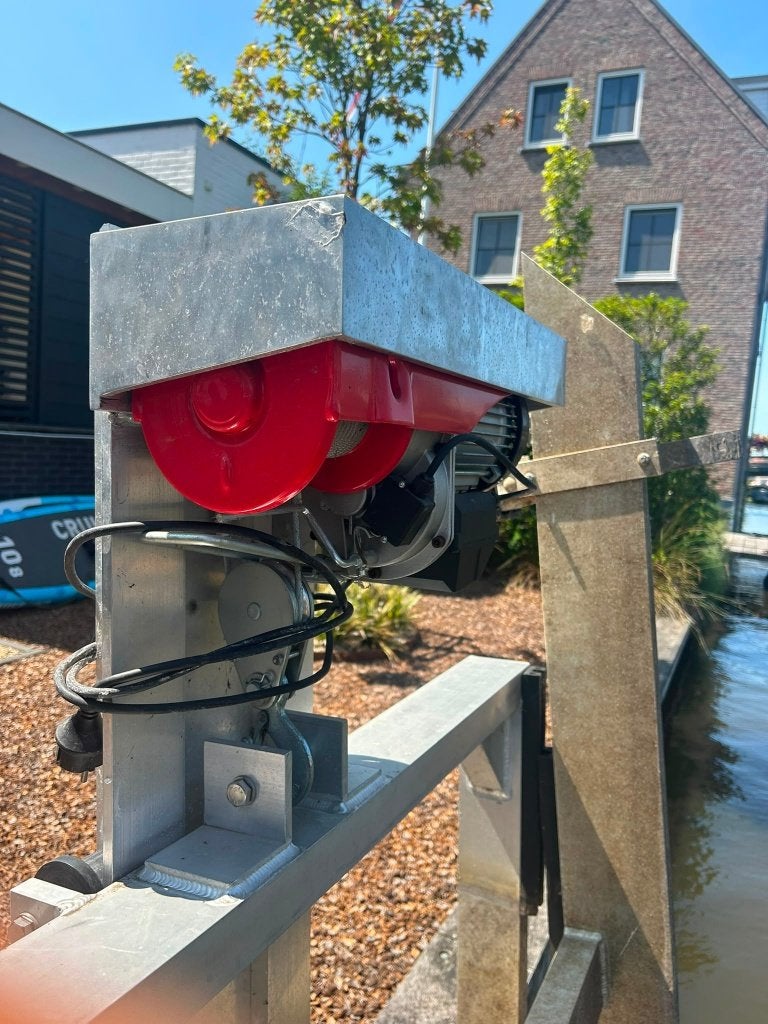 Bootlift - aluminium - 2 jaar oud - elektrisch bediend, Ophalen, Zo goed als nieuw, Overige typen