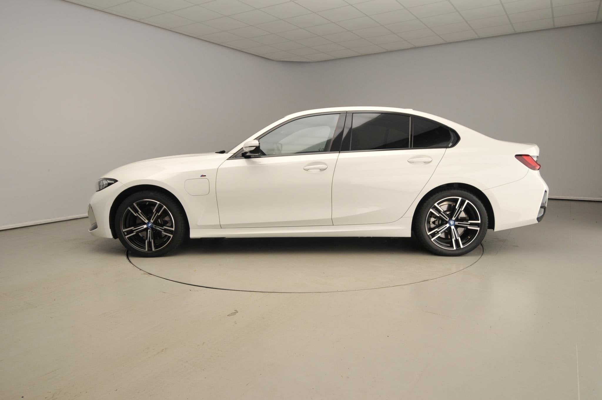 BMW 3 Serie Sedan 320e | M-Sportpakket | LED | Navigatie | S, Gebruikt, 4 cilinders, Met garantie (alle), Verwarmde buitenspiegels